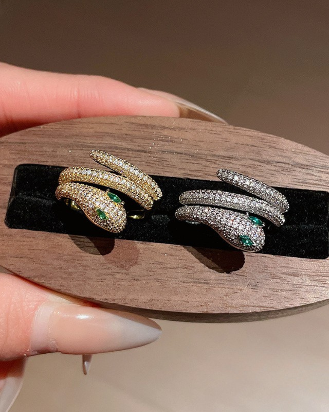 Anillo Nahyra – Anillo de Serpiente con Circonitas y Ojos Verdes | Oro o Plata | Joyería Mística