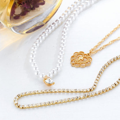 Collar de tres capas Vittoria | Perlas, diamantes de imitación y colgante de corazón – Serenyah