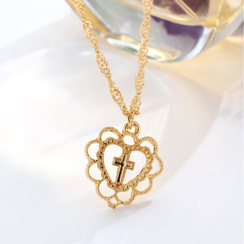 Collar de tres capas Vittoria | Perlas, diamantes de imitación y colgante de corazón – Serenyah