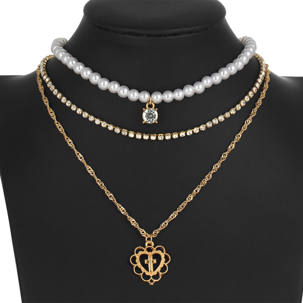 Collar de tres capas Vittoria | Perlas, diamantes de imitación y colgante de corazón – Serenyah