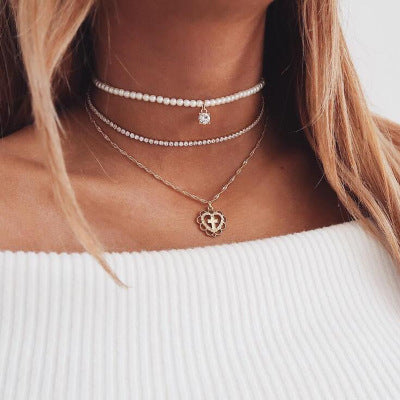 Collar de tres capas Vittoria | Perlas, diamantes de imitación y colgante de corazón – Serenyah