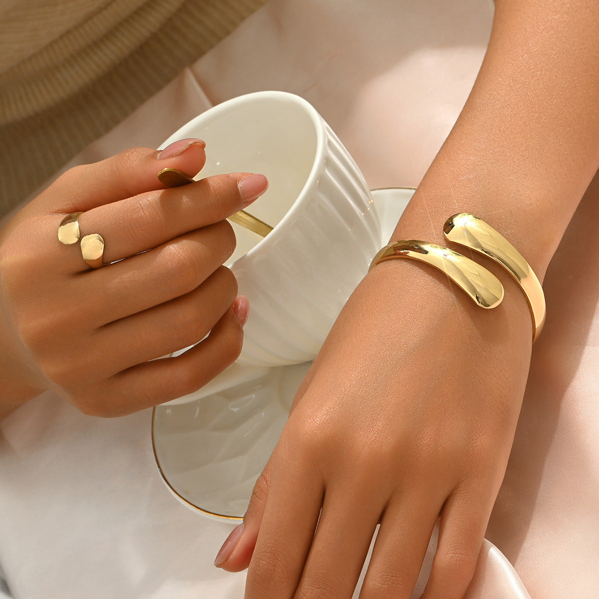 Forma Libera – Set de Anillo y Pulsera Dorados Orgánicos | Joyería Minimalista Escultórica | Serenyah