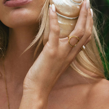 Anillo Aluna – Anillo Abierto Orgánico Chapado en Oro | Joyería Escultórica Minimalista para Mujer