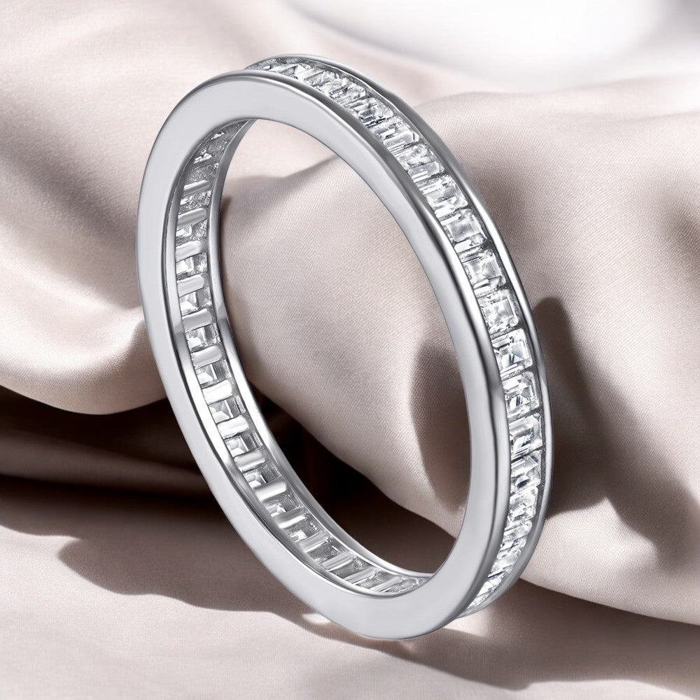 Anillo Liora – Anillo de banda plana de plata de ley 925 con línea de microcirconitas | Lujo minimalista
