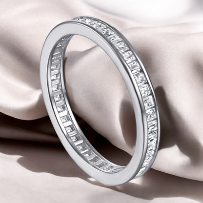 Anillo Liora – Anillo de banda plana de plata de ley 925 con línea de microcirconitas | Lujo minimalista