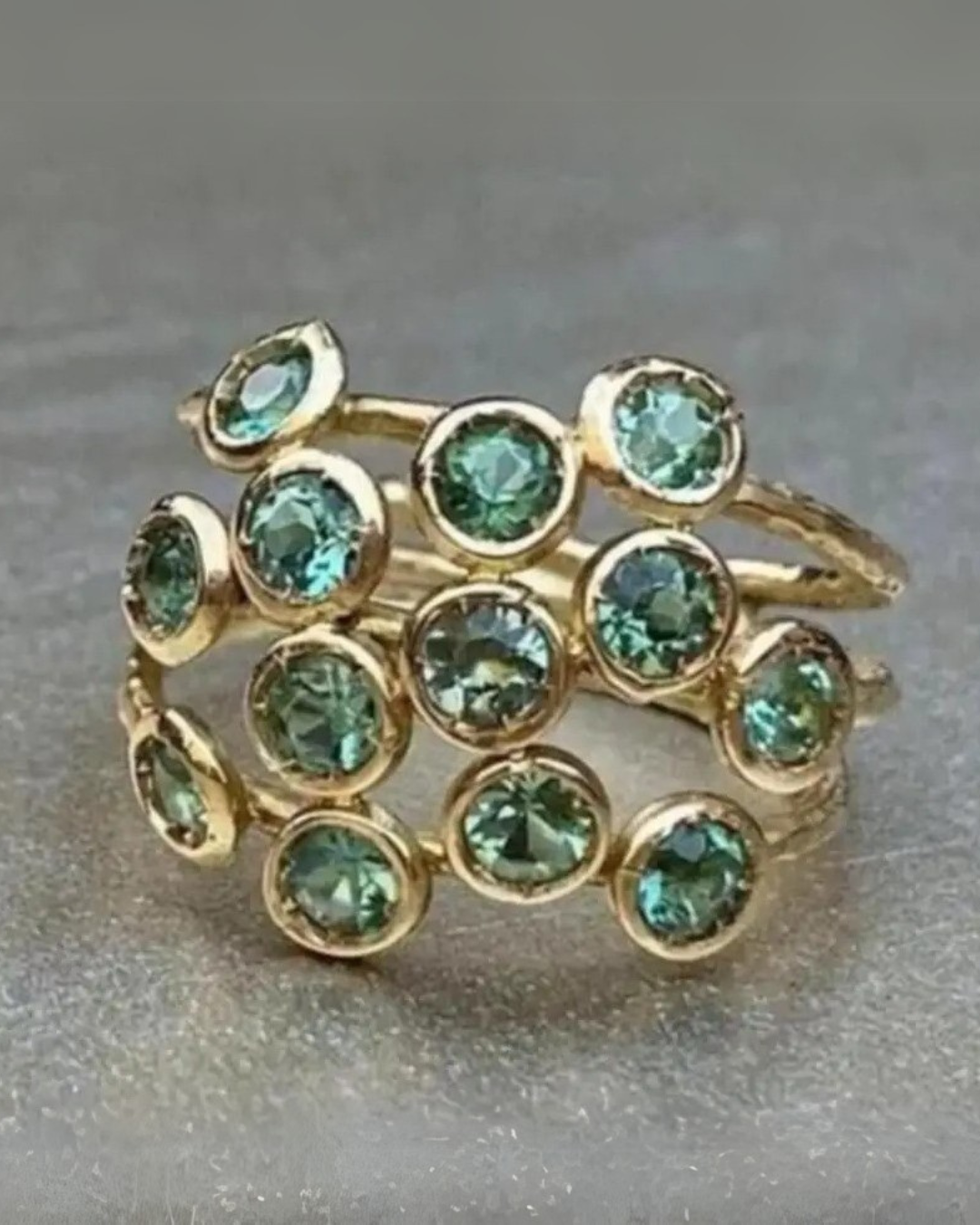 Anillo Auralie – Anillo multicapa chapado en oro con cristales verde aguamarina | Joyería de Glamour