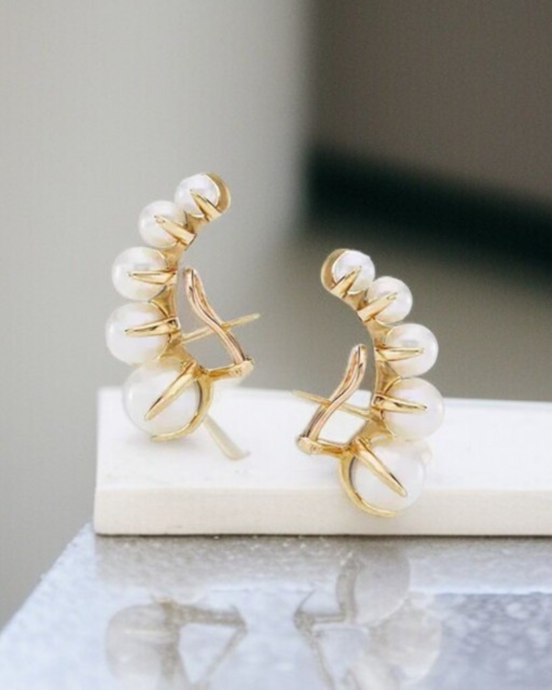 Pendientes Bellamé – Cascadas de Perlas Doradas en Ear Cuff | No Requiere Perforación | Serenyah