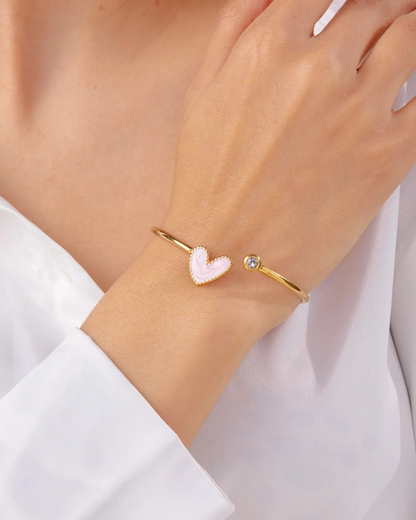 Pulsera Cuöréa - Brazalete de Puño Abierto Esmaltado con Corazón Dorado para Mujeres | Serenyah