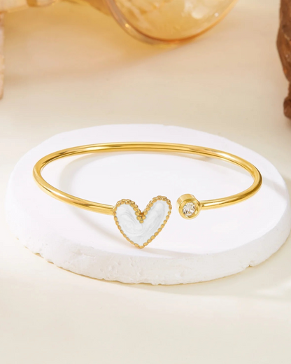Pulsera Cuöréa - Brazalete de Puño Abierto Esmaltado con Corazón Dorado para Mujeres | Serenyah