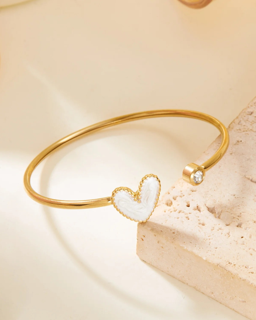 Pulsera Cuöréa - Brazalete de Puño Abierto Esmaltado con Corazón Dorado para Mujeres | Serenyah