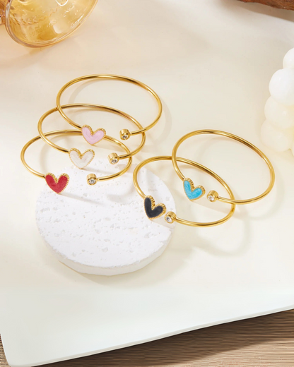 Pulsera Cuöréa - Brazalete de Puño Abierto Esmaltado con Corazón Dorado para Mujeres | Serenyah
