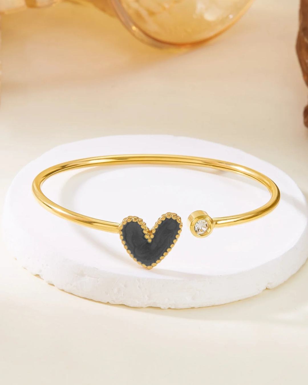 Pulsera Cuöréa - Brazalete de Puño Abierto Esmaltado con Corazón Dorado para Mujeres | Serenyah