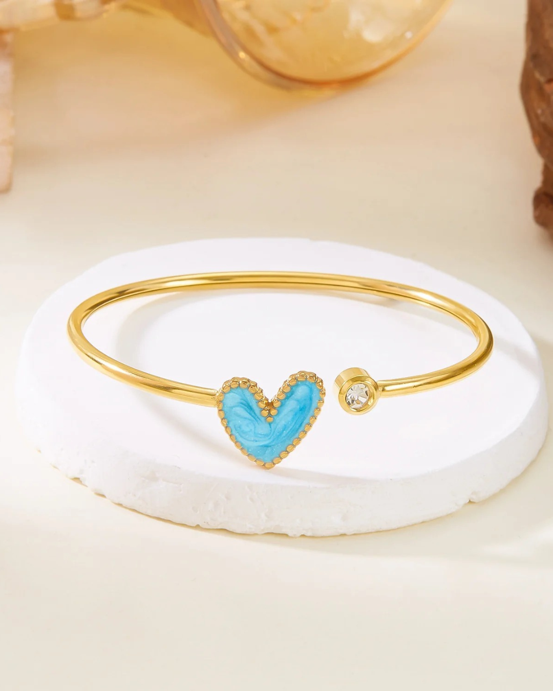 Pulsera Cuöréa - Brazalete de Puño Abierto Esmaltado con Corazón Dorado para Mujeres | Serenyah