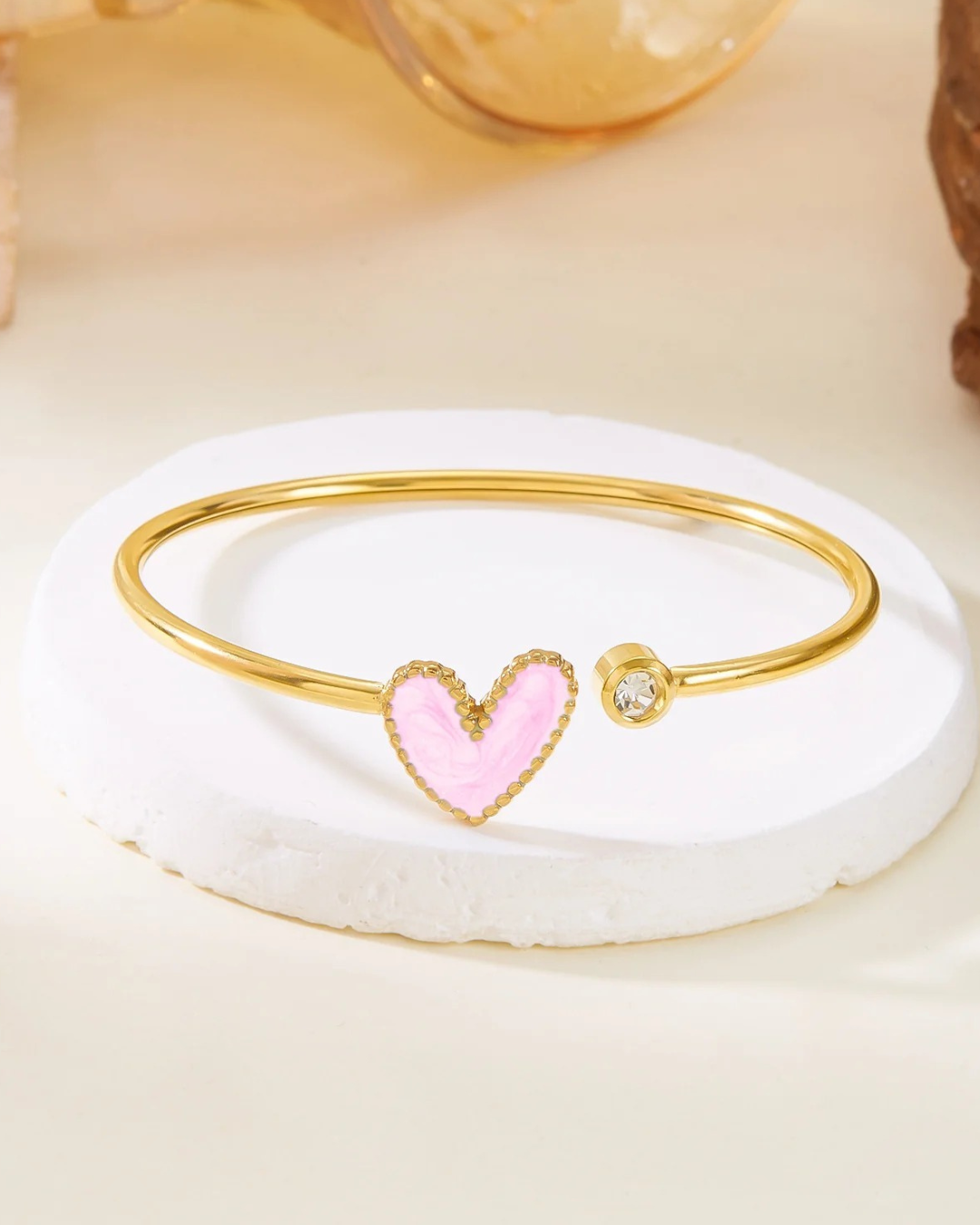 Pulsera Cuöréa - Brazalete de Puño Abierto Esmaltado con Corazón Dorado para Mujeres | Serenyah