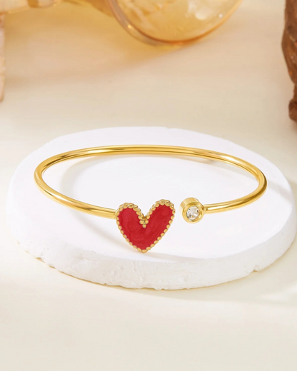 Pulsera Cuöréa - Brazalete de Puño Abierto Esmaltado con Corazón Dorado para Mujeres | Serenyah