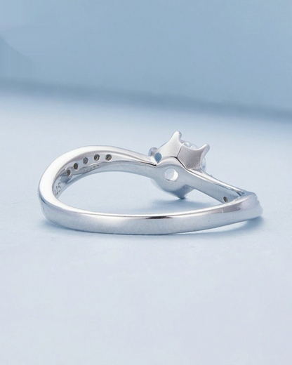 Élancy Ring – 925 Sterling Silver Solitaire Ring with Twisted Zirconia Band | Classic & Modern