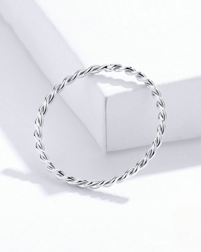 Lívia Ring – Anillo de banda retorcida de plata de ley 925 | Joyería minimalista apilable