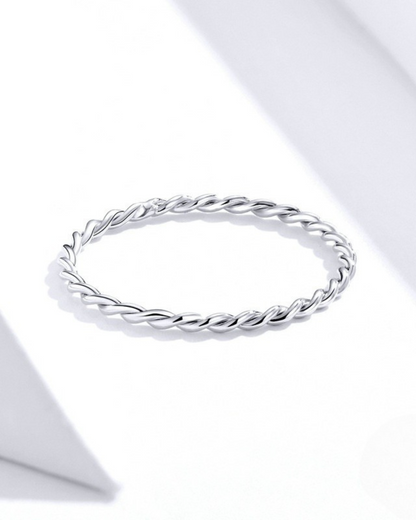 Lívia Ring – Anillo de banda retorcida de plata de ley 925 | Joyería minimalista apilable