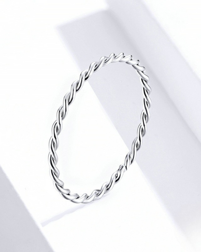 Lívia Ring – Anillo de banda retorcida de plata de ley 925 | Joyería minimalista apilable