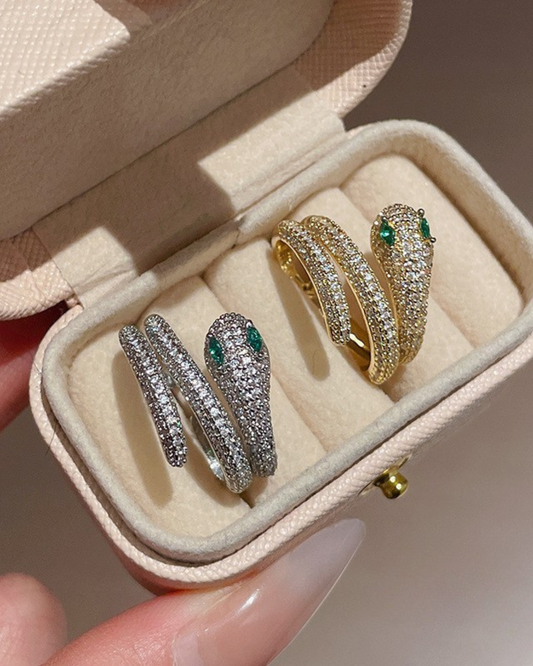 Anillo Nahyra – Anillo de Serpiente con Circonitas y Ojos Verdes | Oro o Plata | Joyería Mística