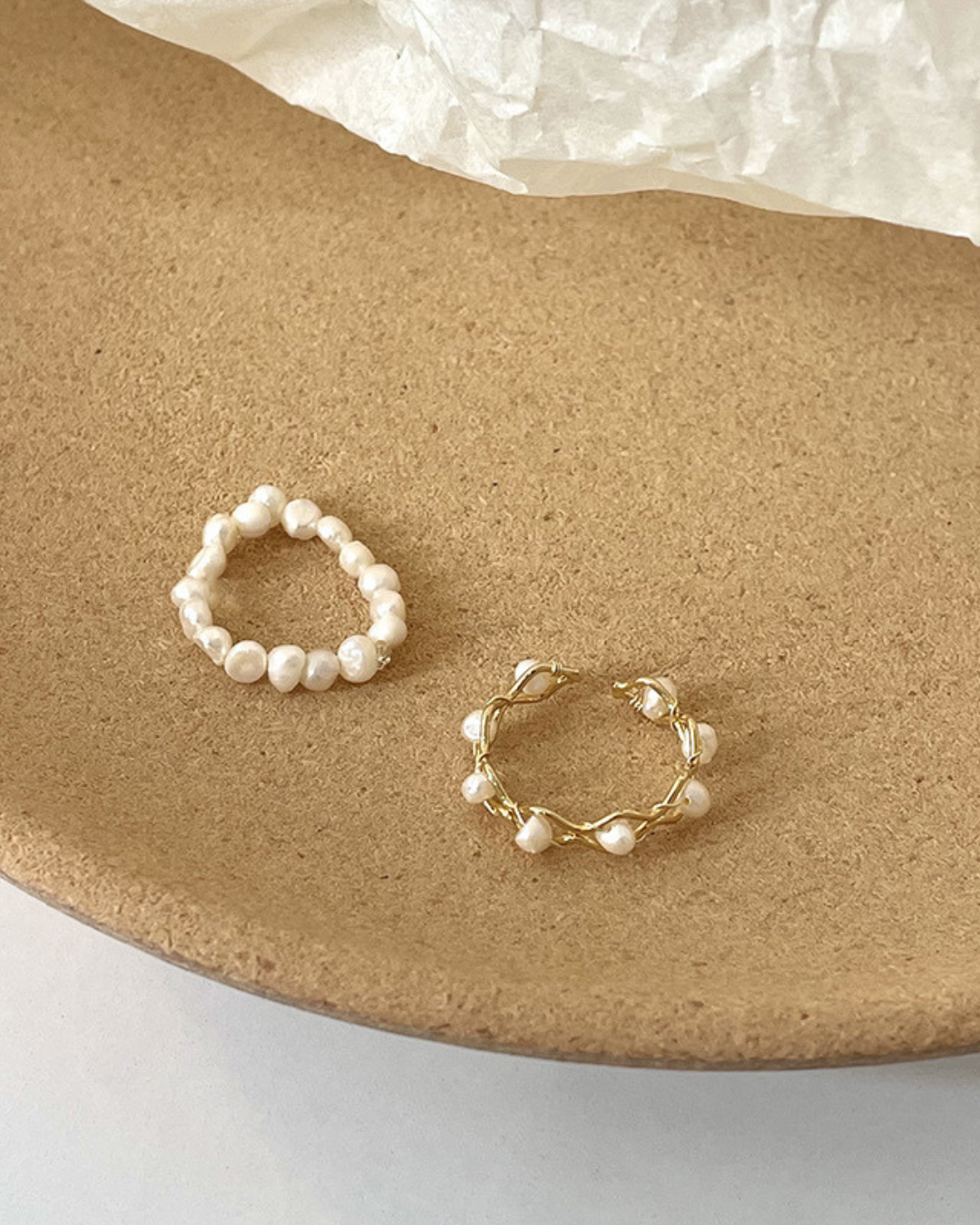 Anillo Náia – Anillo abierto chapado en oro con perlas de agua dulce y banda trenzada | Inspirado en la naturaleza