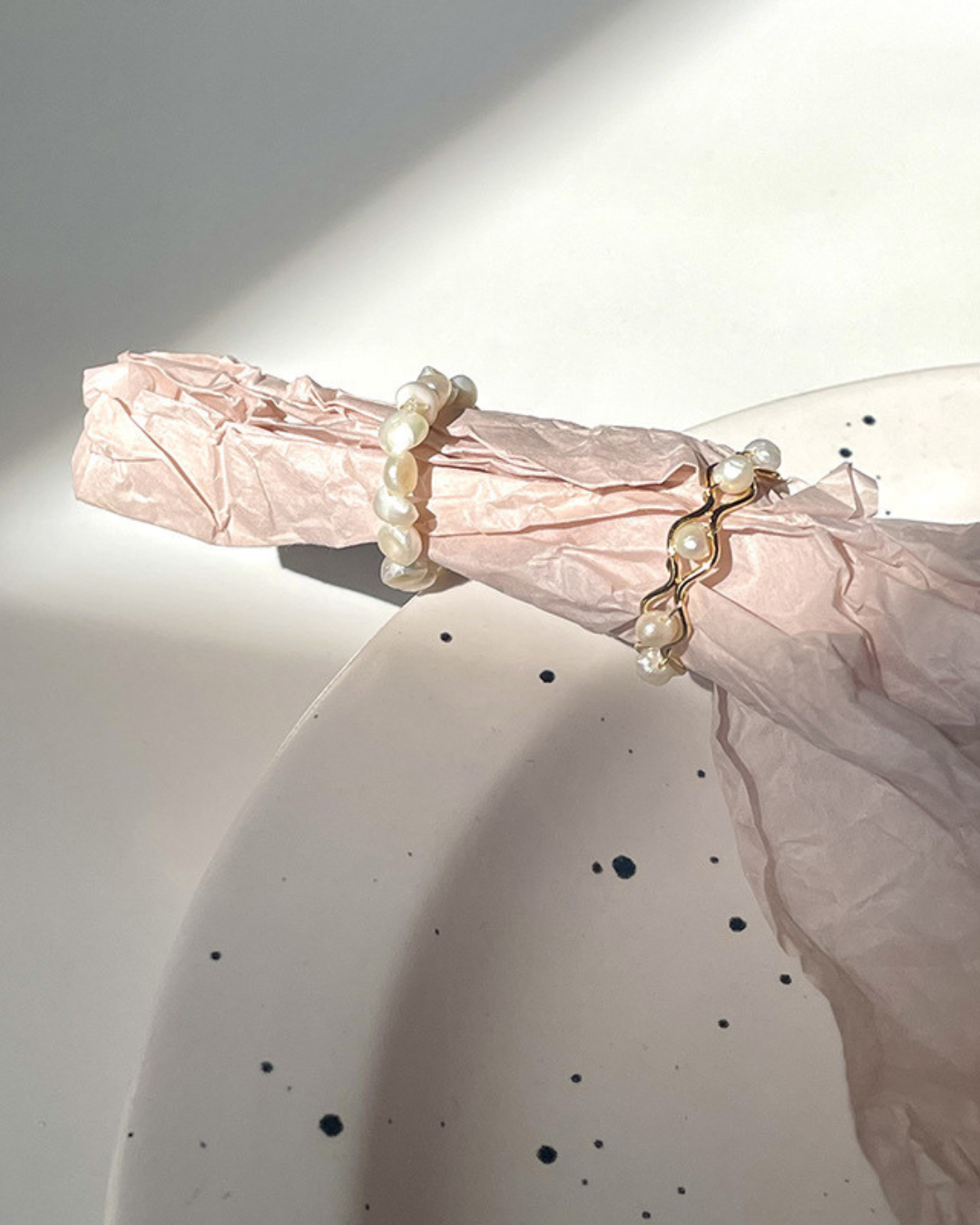 Anillo Náia – Anillo abierto chapado en oro con perlas de agua dulce y banda trenzada | Inspirado en la naturaleza