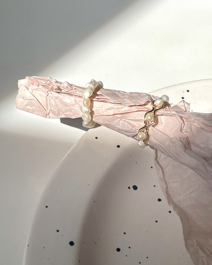 Anillo Náia – Anillo abierto chapado en oro con perlas de agua dulce y banda trenzada | Inspirado en la naturaleza