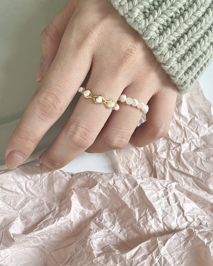 Anillo Náia – Anillo abierto chapado en oro con perlas de agua dulce y banda trenzada | Inspirado en la naturaleza