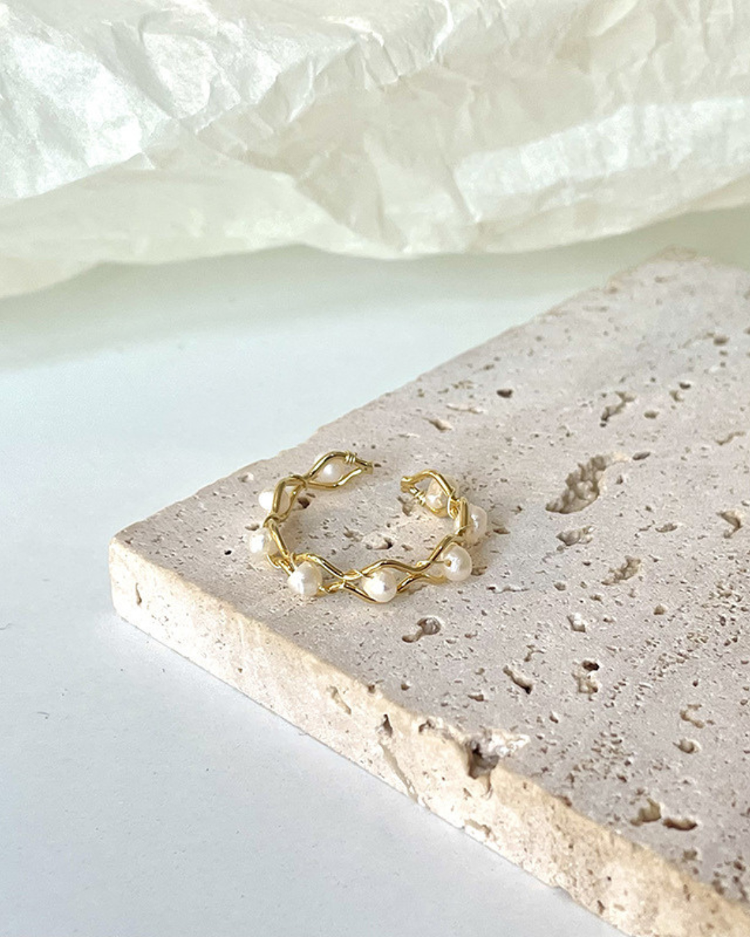 Anillo Náia – Anillo abierto chapado en oro con perlas de agua dulce y banda trenzada | Inspirado en la naturaleza