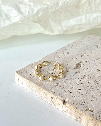 Anillo Náia – Anillo abierto chapado en oro con perlas de agua dulce y banda trenzada | Inspirado en la naturaleza