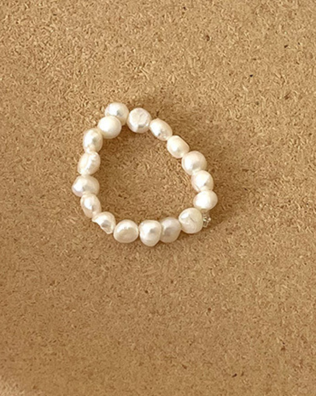 Anillo Náia – Anillo abierto chapado en oro con perlas de agua dulce y banda trenzada | Inspirado en la naturaleza