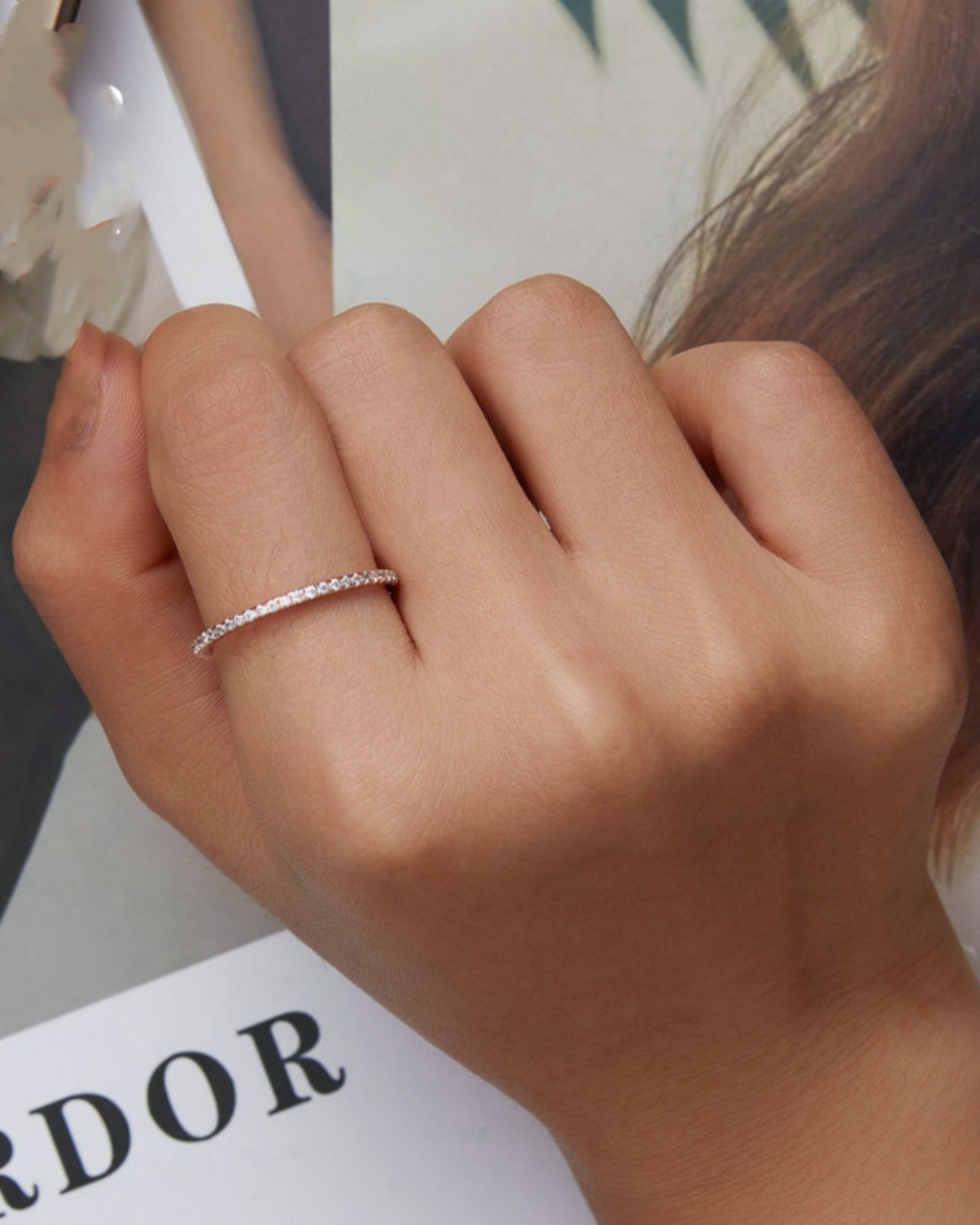 Anillo Néreya – Media alianza en Plata 925 con delicado engarce de circonitas blancas y elegante brillo
