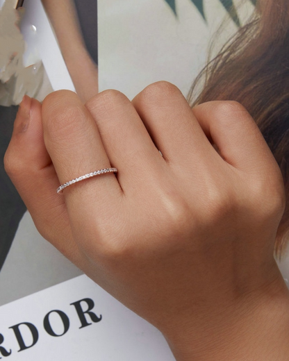 Anillo Néreya – Media alianza en Plata 925 con delicado engarce de circonitas blancas y elegante brillo