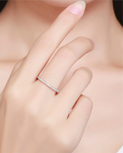 Anillo Néreya – Media alianza en Plata 925 con delicado engarce de circonitas blancas y elegante brillo