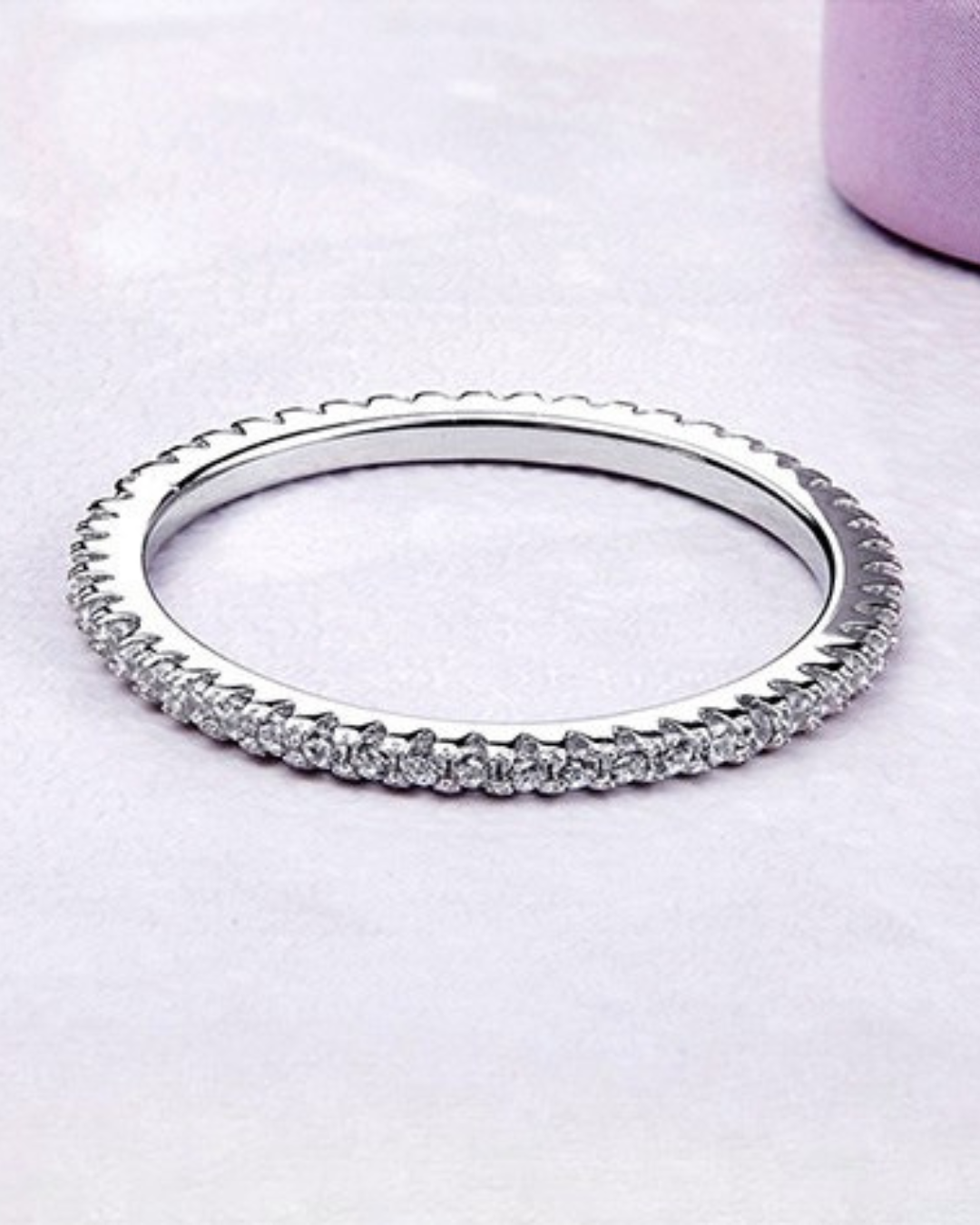 Anillo Néreya – Media alianza en Plata 925 con delicado engarce de circonitas blancas y elegante brillo