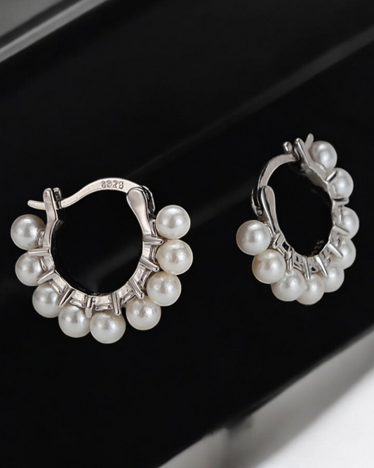 Pendientes Perla Halo Pearl Huggie en Plata de Ley 925 | Serenyah