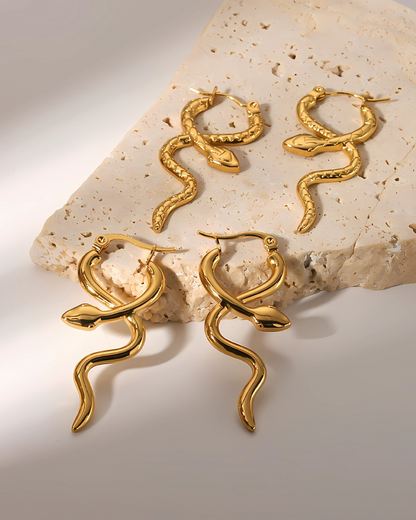 Pendientes Viperra – Pendientes colgantes de serpiente de oro de 18 quilates para mujer | Lisos y texturizados | Serenyah