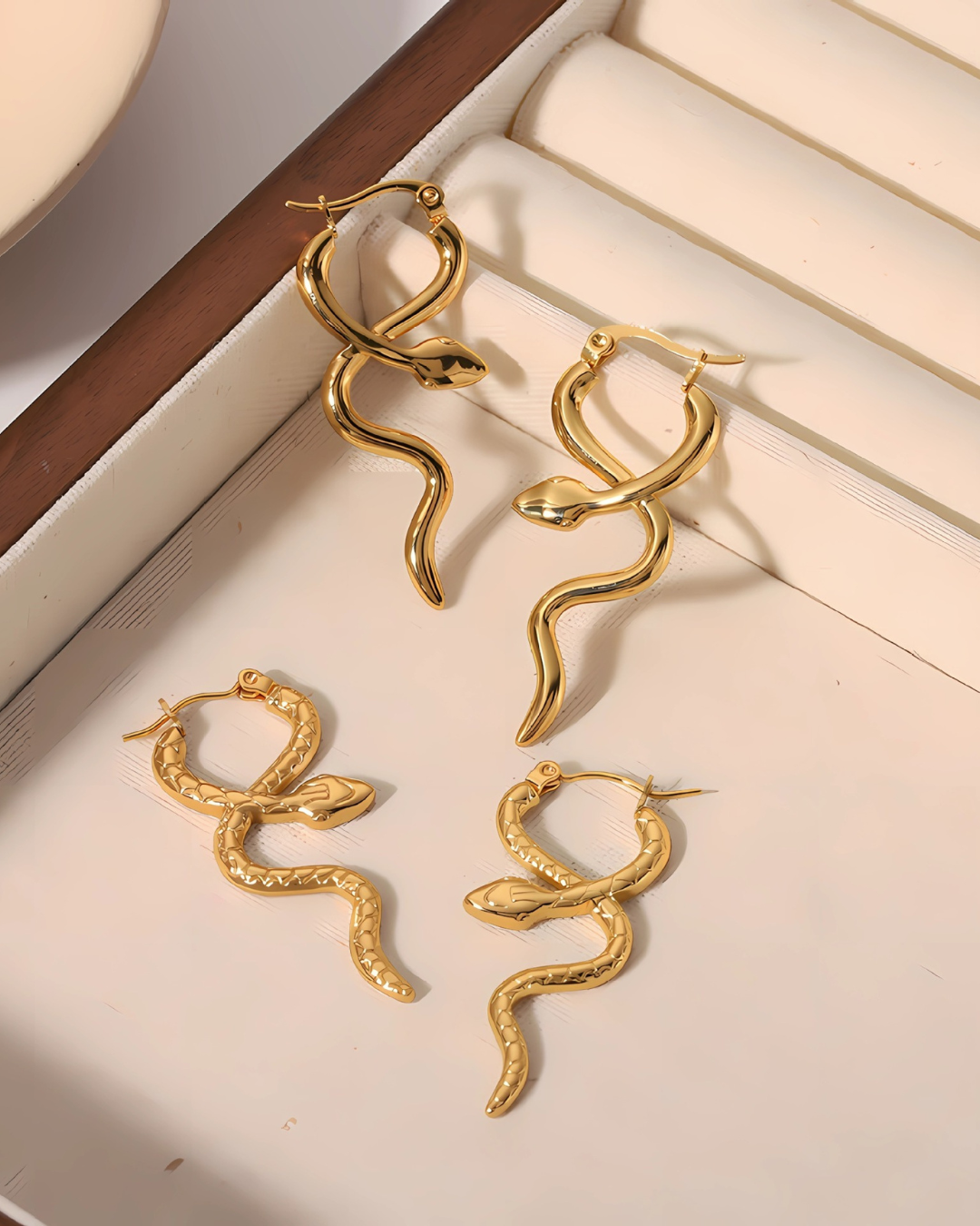 Pendientes Viperra – Pendientes colgantes de serpiente de oro de 18 quilates para mujer | Lisos y texturizados | Serenyah