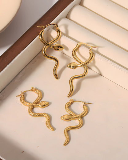 Pendientes Viperra – Pendientes colgantes de serpiente de oro de 18 quilates para mujer | Lisos y texturizados | Serenyah
