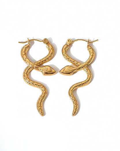 Pendientes Viperra – Pendientes colgantes de serpiente de oro de 18 quilates para mujer | Lisos y texturizados | Serenyah