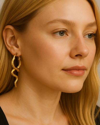Pendientes Viperra – Pendientes colgantes de serpiente de oro de 18 quilates para mujer | Lisos y texturizados | Serenyah