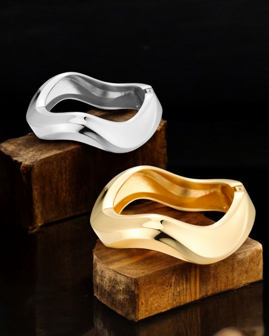 Pulsera Wavelette – Brazalete de Metal Escultórico para Mujer | Oro y Plata | Serenyah