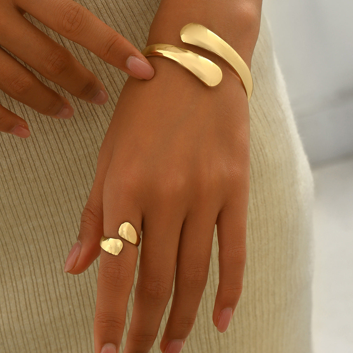Forma Libera – Set de Anillo y Pulsera Dorados Orgánicos | Joyería Minimalista Escultórica | Serenyah