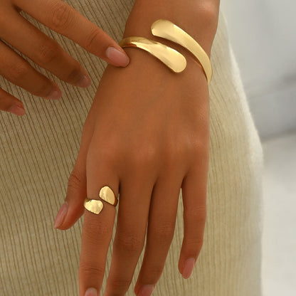 Forma Libera – Set de Anillo y Pulsera Dorados Orgánicos | Joyería Minimalista Escultórica | Serenyah
