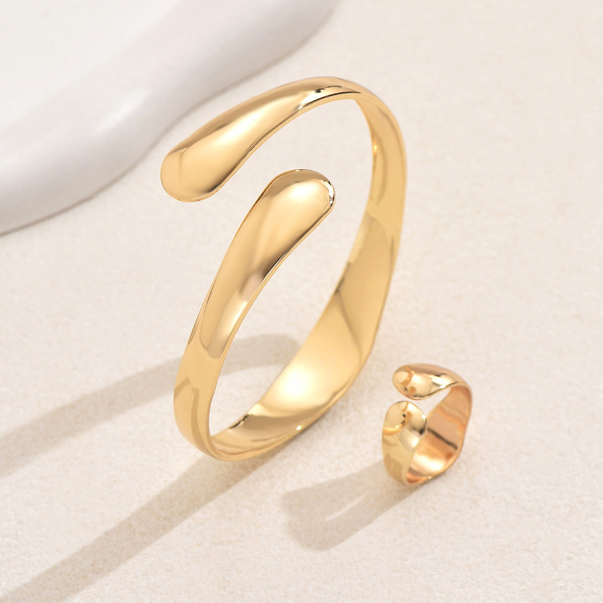 Forma Libera – Set de Anillo y Pulsera Dorados Orgánicos | Joyería Minimalista Escultórica | Serenyah