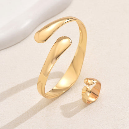 Forma Libera – Set de Anillo y Pulsera Dorados Orgánicos | Joyería Minimalista Escultórica | Serenyah